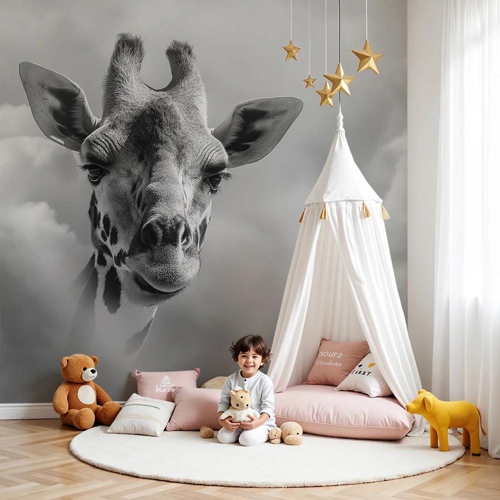 Papier peint chambre enfant | Girafe majestueuse émergeant des nuages