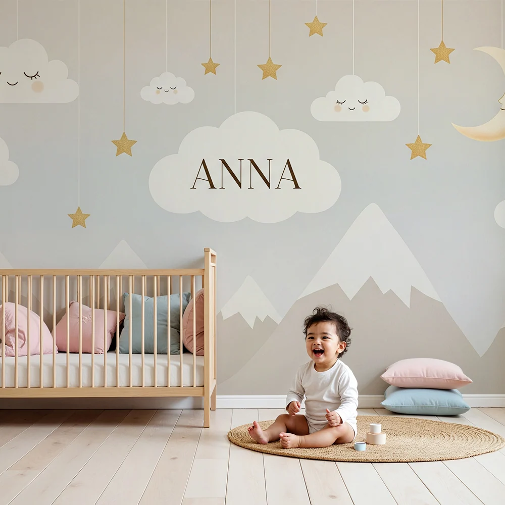 Papier peint chambre bébé | Nuages souriants et étoiles dorées sur fond de montagnes douces