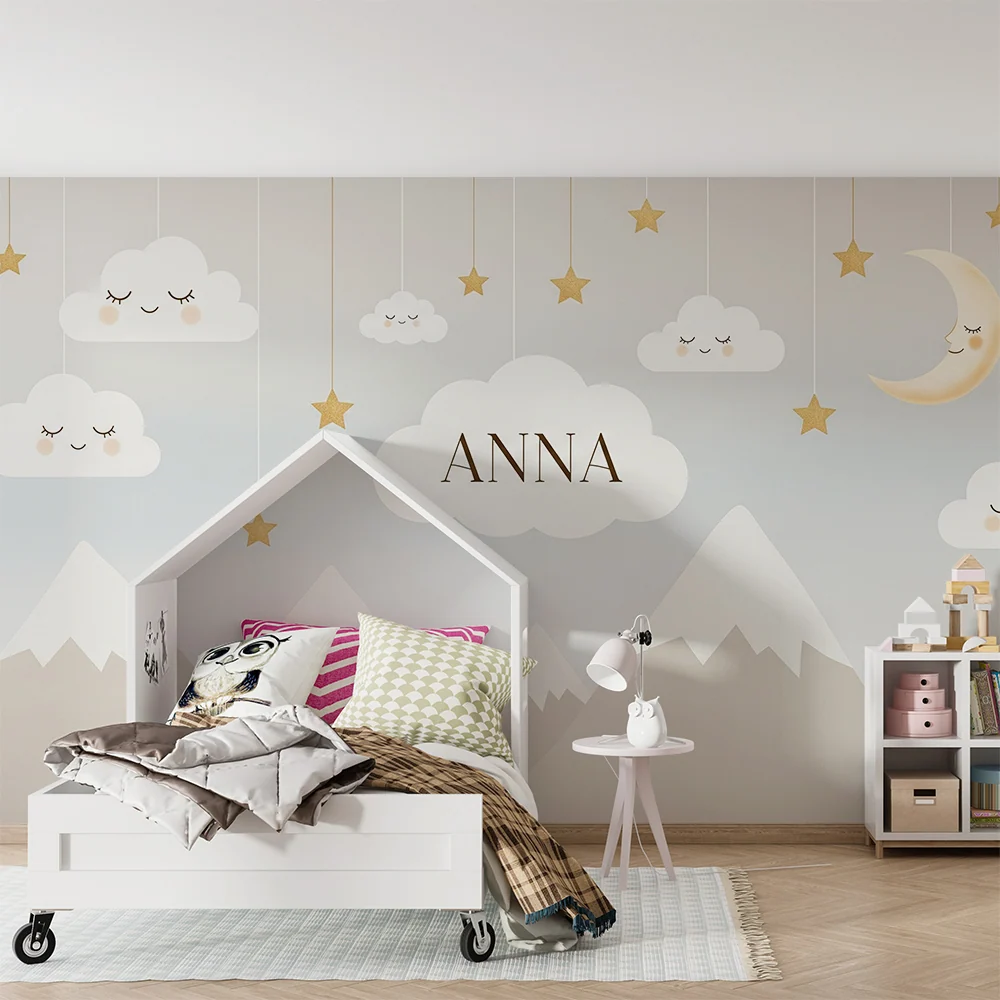 Papier peint chambre bébé | Nuages souriants et étoiles dorées sur fond de montagnes douces