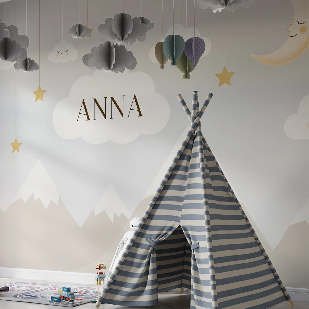 Papier peint chambre bébé | Nuages souriants et étoiles dorées sur fond de montagnes douces