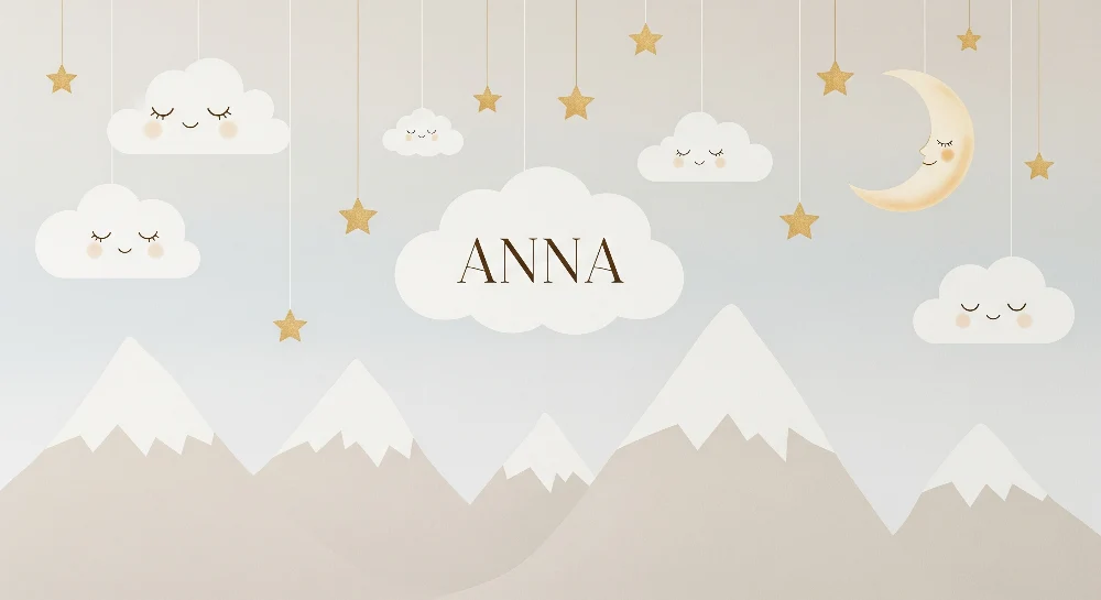 Papier peint chambre bébé | Nuages souriants et étoiles dorées sur fond de montagnes douces