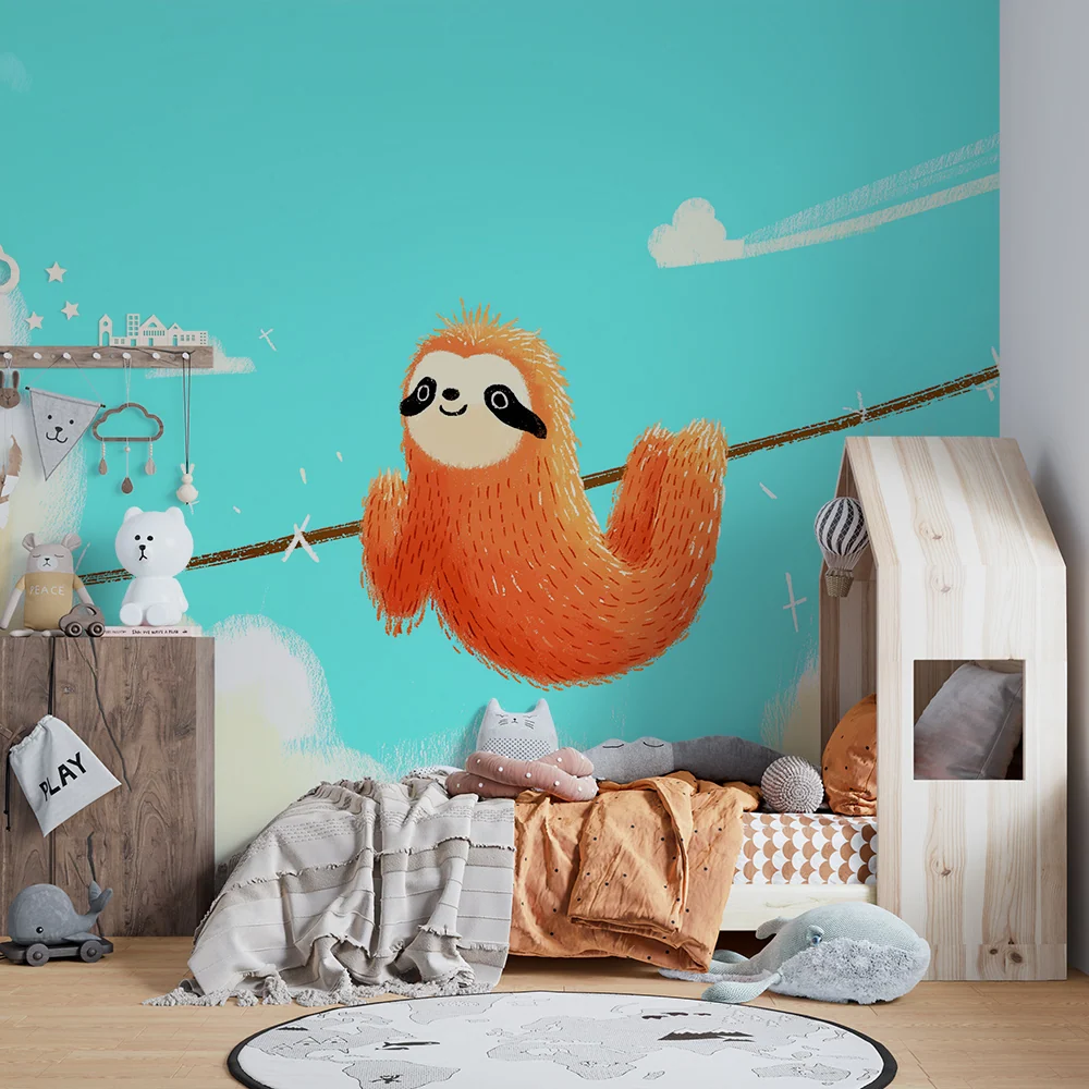 Papier peint chambre bébé | Paresseux joyeux dans un ciel bleu avec des nuages doux