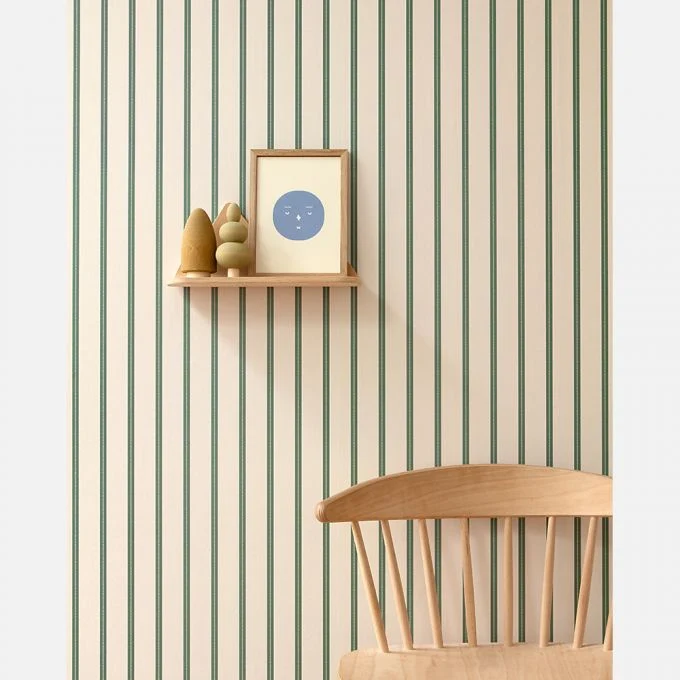 Papier peint ruban vert sur crème - Studio Ditte