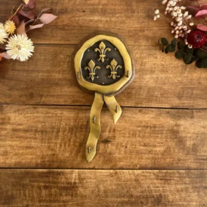 Patère en bronze motifs fleurs de lys format cachet de cire