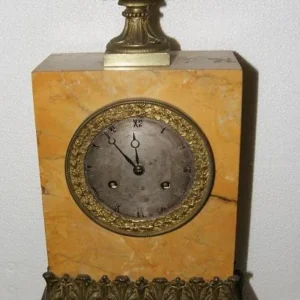 Pendule ancienne de style Empire français de 1800 en marbre et bronzes