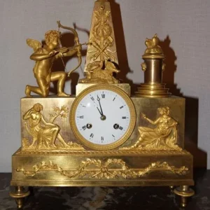 Pendule Impero à décor d'Amour et de muses en bronze doré au mercure