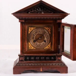 Pendule de table anglaise antique en chêne avec sculptures