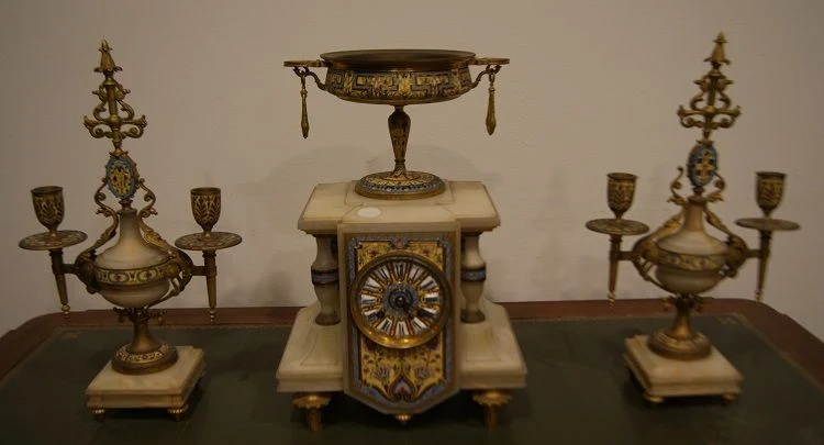 Pendule de table française antique avec chandeliers des années 1800
