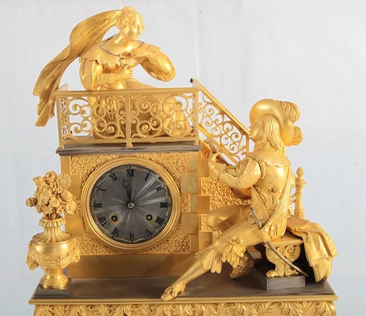 Pendule de table française antique du style Empire Romeo Giulie des années 1800