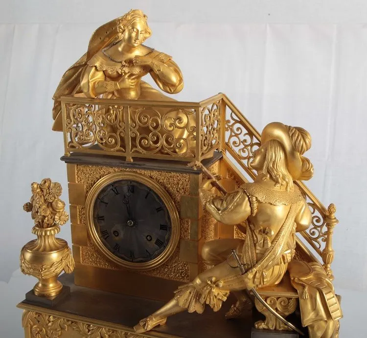 Pendule de table française antique du style Empire Romeo Giulie des années 1800