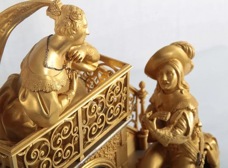 Pendule de table française antique du style Empire Romeo Giulie des années 1800