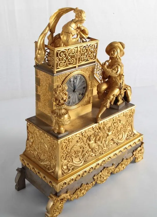 Pendule de table française antique du style Empire Romeo Giulie des années 1800