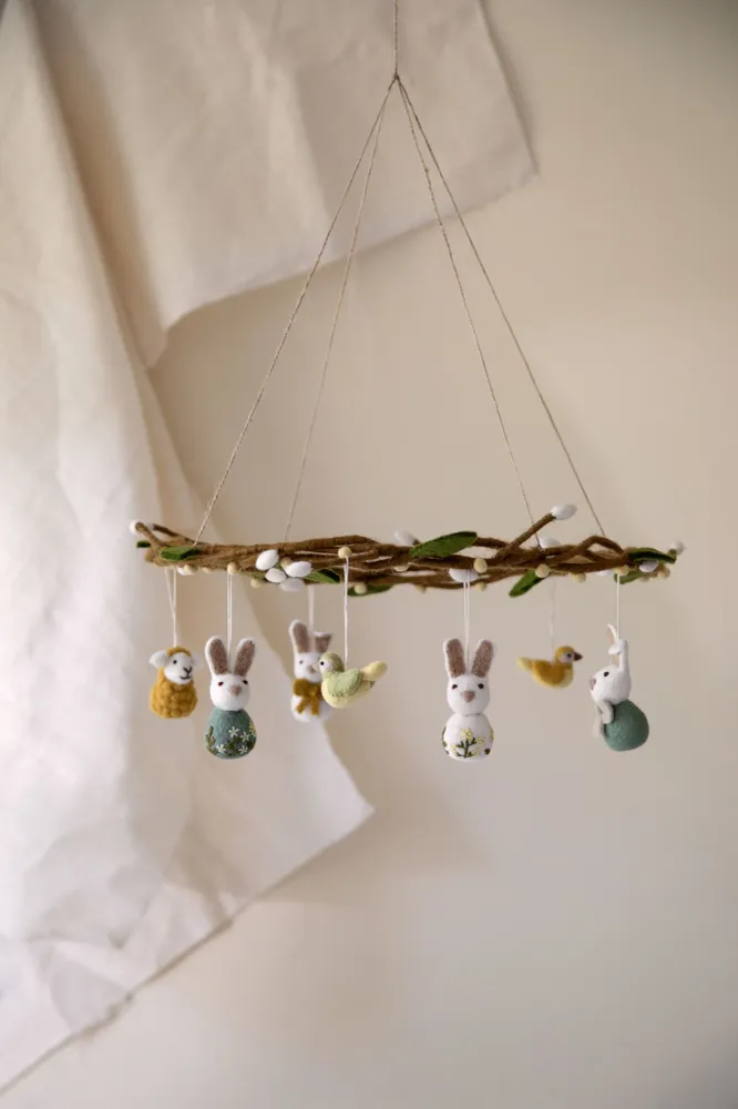 Petit lapin avec nœud papillon – blanc – Fait main en feutrine par Gry & Sif