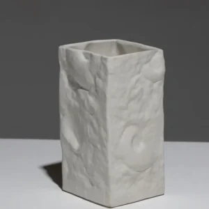PETIT VASE CARRÉ EN PORCELAINE, 1980s