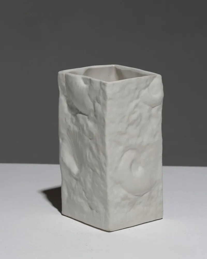 PETIT VASE CARRÉ EN PORCELAINE, 1980s