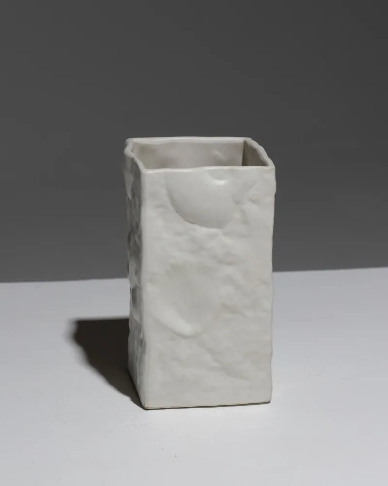 PETIT VASE CARRÉ EN PORCELAINE, 1980s