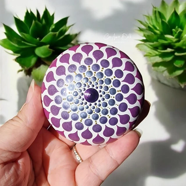 Petite pierre mandala en pointillisme violine nacré et blanc