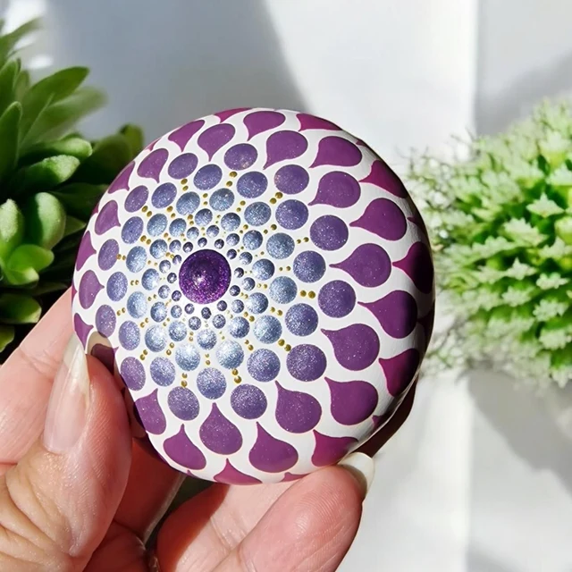 Petite pierre mandala en pointillisme violine nacré et blanc
