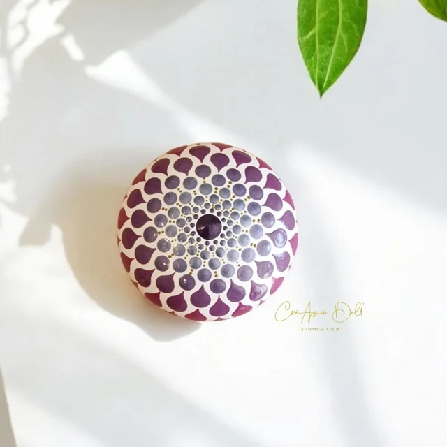 Petite pierre mandala en pointillisme violine nacré et blanc