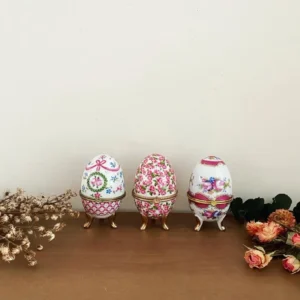 Petits œufs sur pied en porcelaine