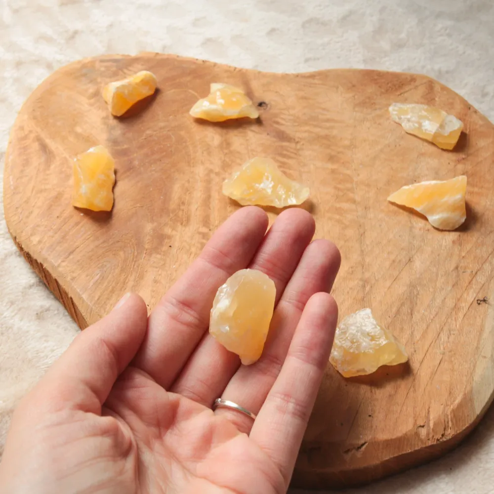 Pierre brute calcite jaune – Joie de vivre, confiance en soi & énergie positive
