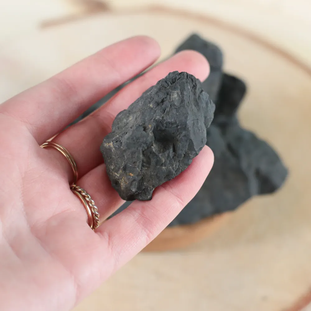 Pierre brute shungite – Protection énergétique & ancrage profond