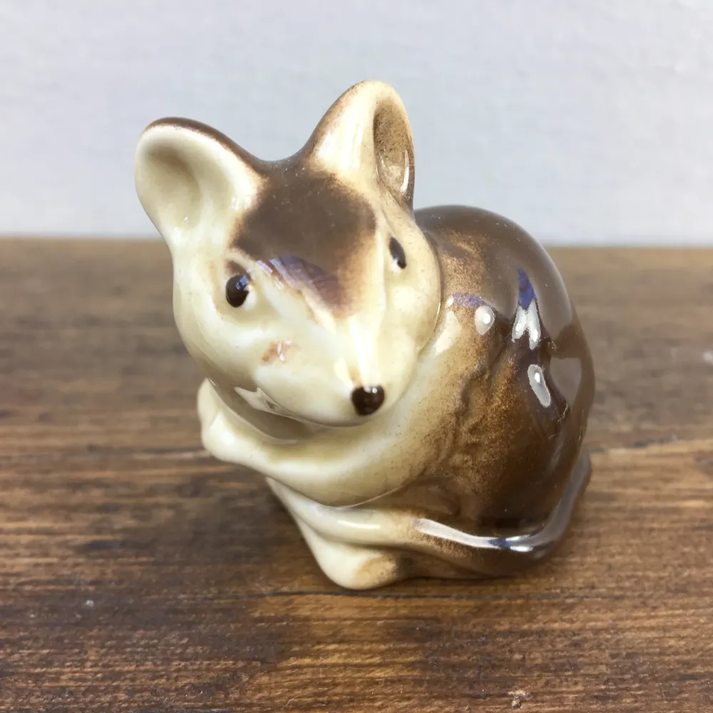 Poole Pottery "Figures - Crème & Brown Glaze" Souris, Assise