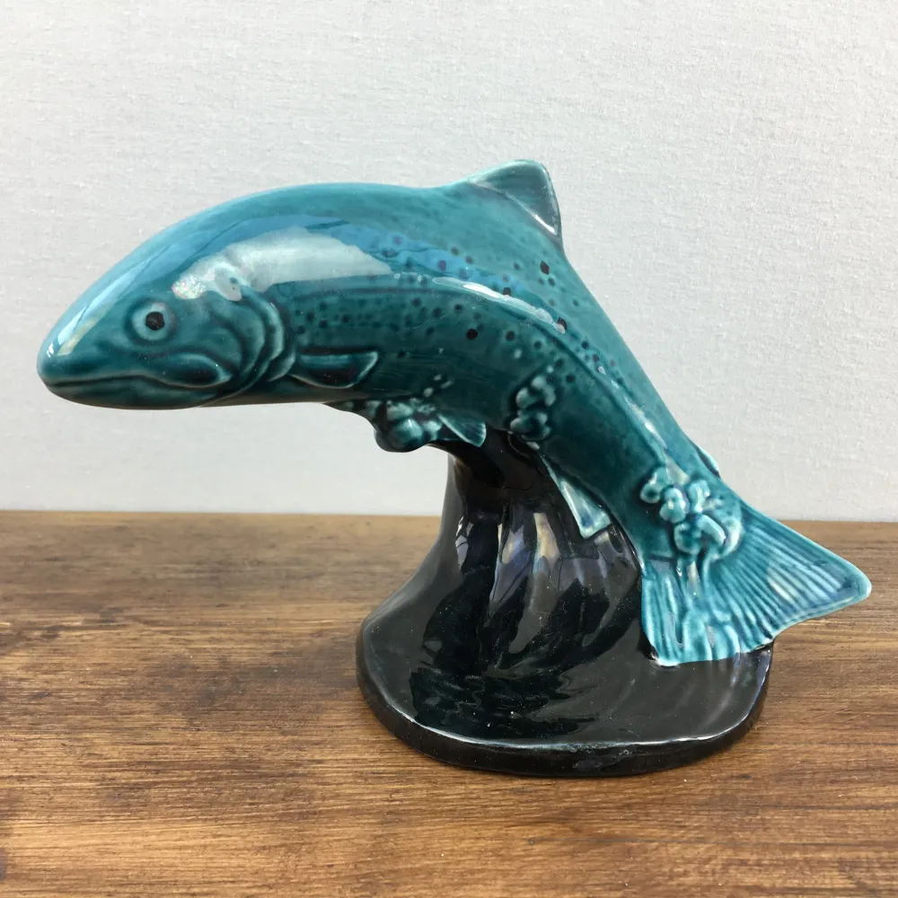 Poole Pottery Truite « Blue Dolphin Glaze » (base noire)