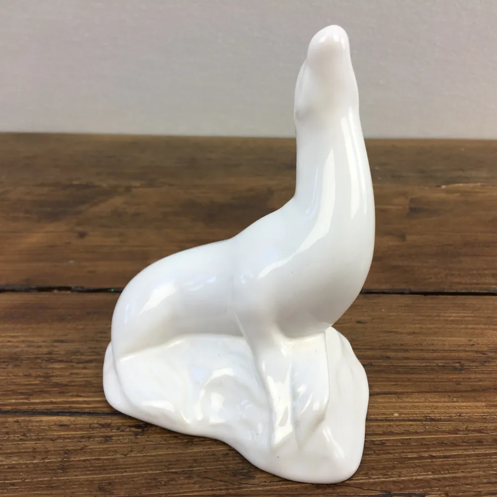 Sceau « Figures - Glaçure blanche » de Poole Pottery