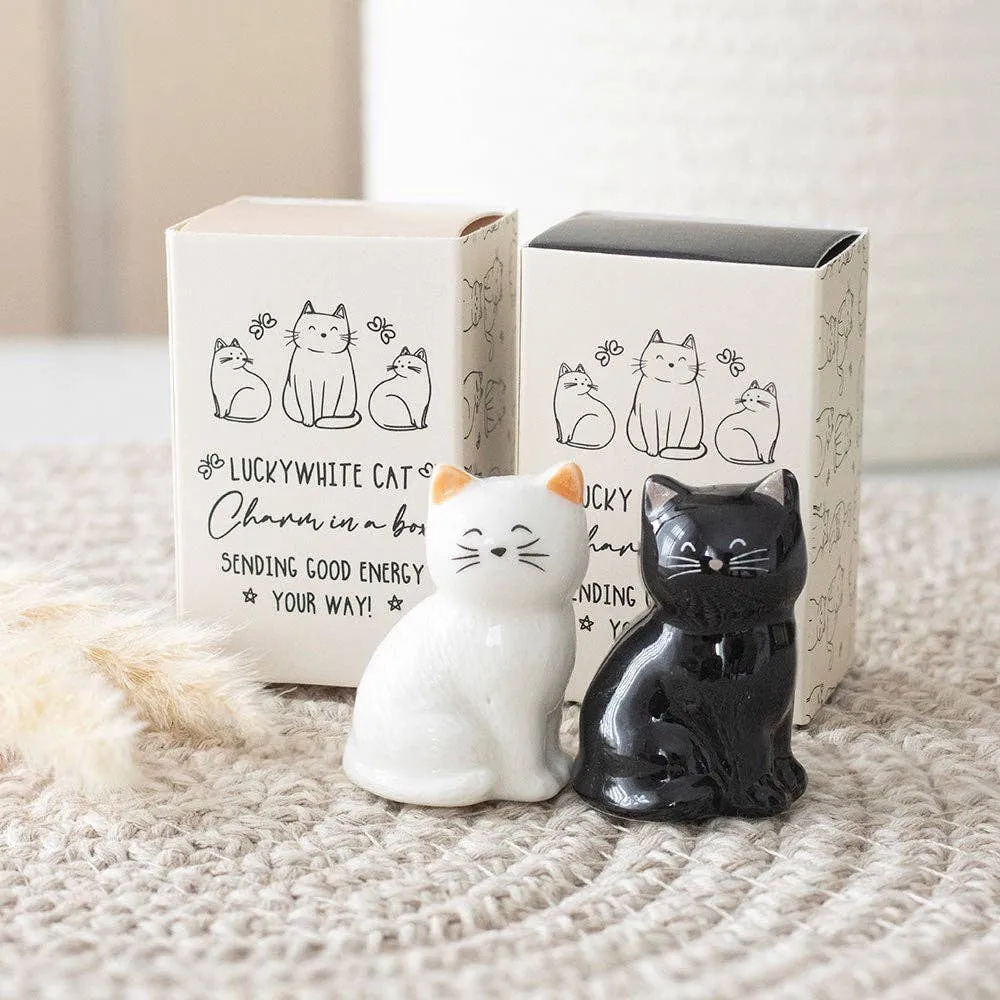 Porte-bonheur chats blancs et noirs