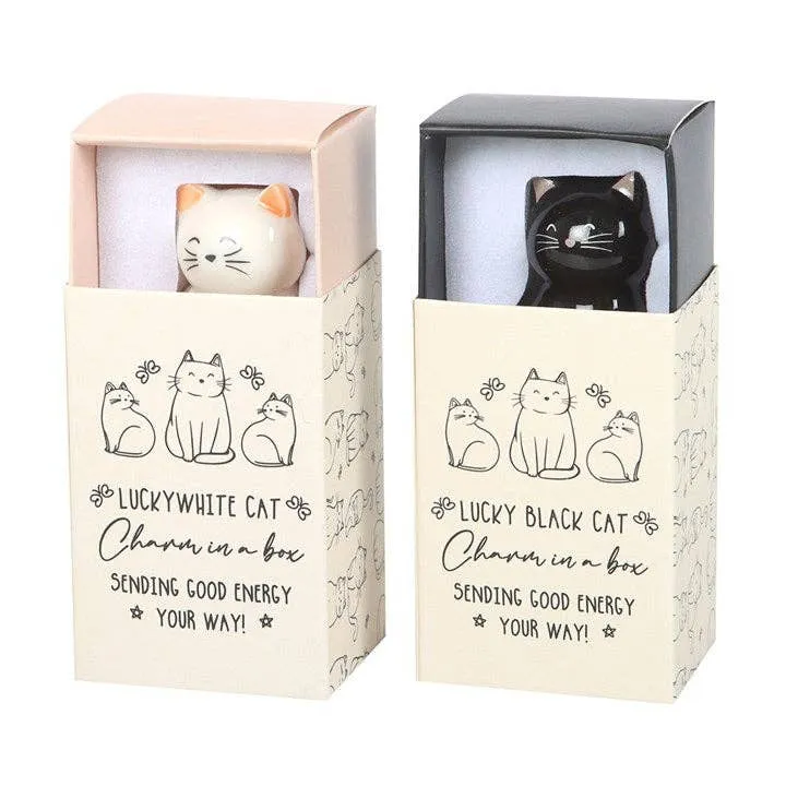 Porte-bonheur chats blancs et noirs