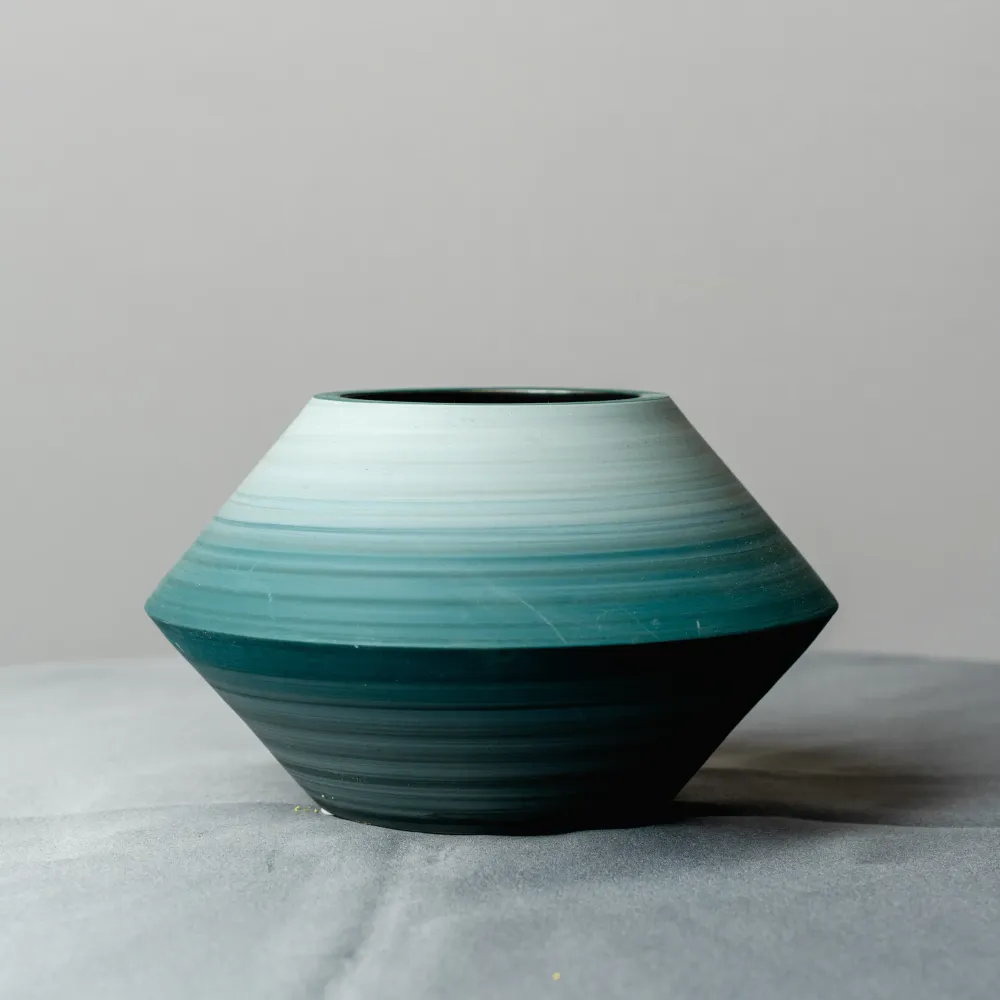 Pot en forme d'entonnoir