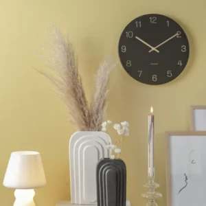 Horloge Murale Charm avec Chiffres Gravés (2 tailles) - Present Time Noir