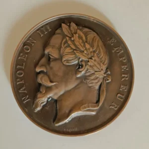 Napoléon III Égypte, canal de suez, grosse médaille en bronze. Quelques coups sur la tranche et reste de colle .. 173g de...