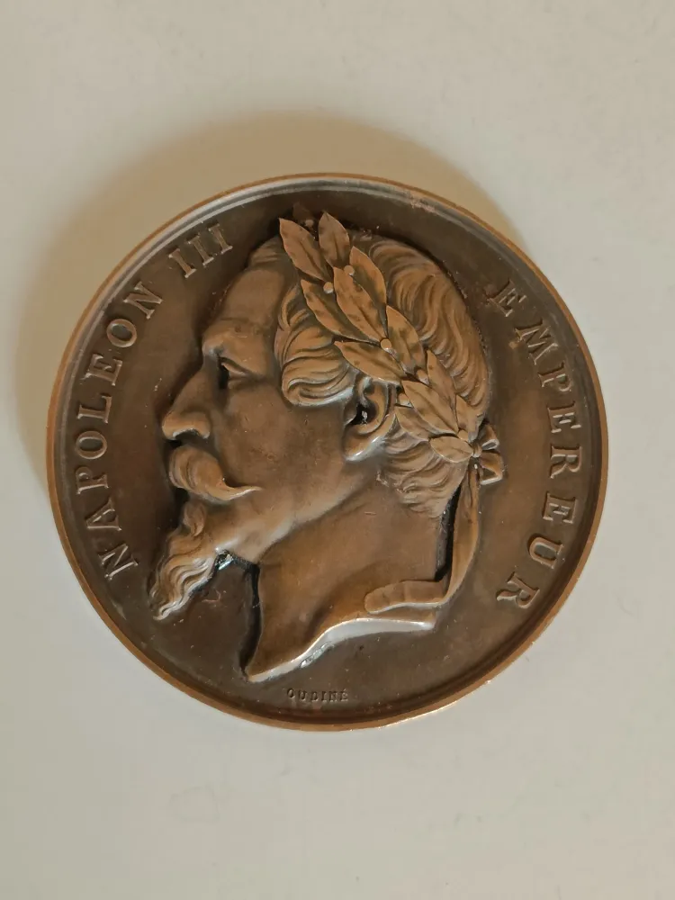 Napoléon III Égypte, canal de suez, grosse médaille en bronze. Quelques coups sur la tranche et reste de colle .. 173g de...