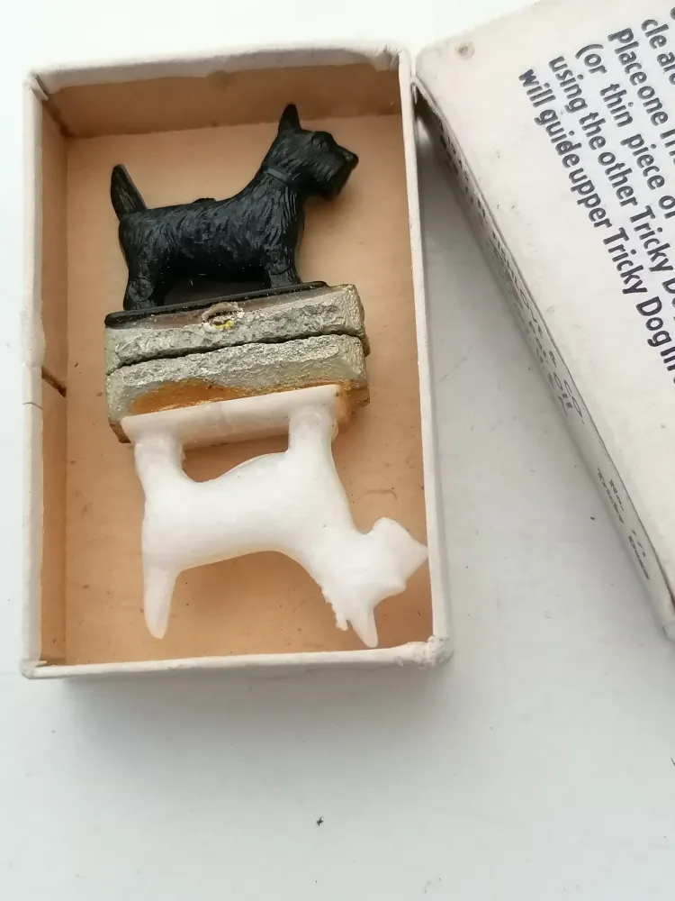 Paire de chien émenté, curiosité des Année 50 USA avec sa boîte d'origine. Salle des Ventes La Découverte
