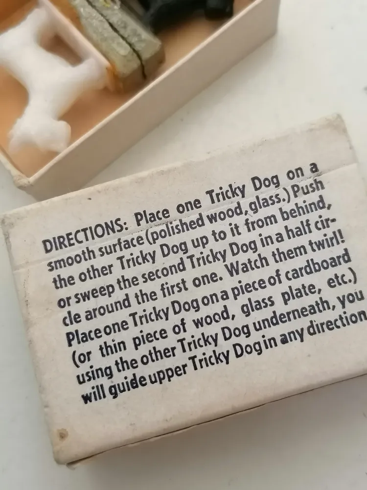 Paire de chien émenté, curiosité des Année 50 USA avec sa boîte d'origine. Salle des Ventes La Découverte