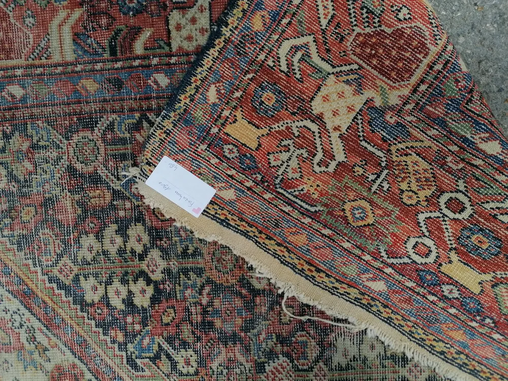 Tapis perse farahan vers 1900. Laine noué main avec usure Salle des Ventes La Découverte