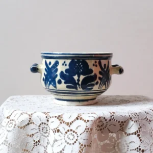 Le pot en faïence aux motifs bleus Saretta Editions