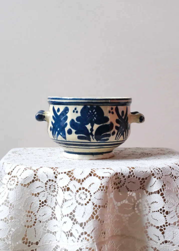 Le pot en faïence aux motifs bleus Saretta Editions