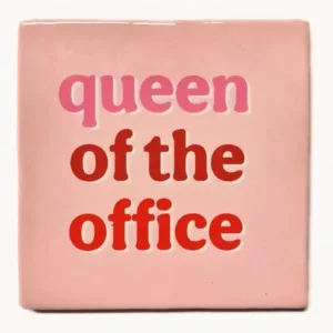 Carreau décoratif en céramique à message "Queen office" – fabrication artisanale saudade.conceptstore