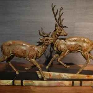Sculpture antique en métal de style Art Déco représentant un cerf