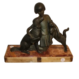 Sculpture Art déco française représentant une jeune fille avec un chien et un chat, signée P. Sega - XXe siècle