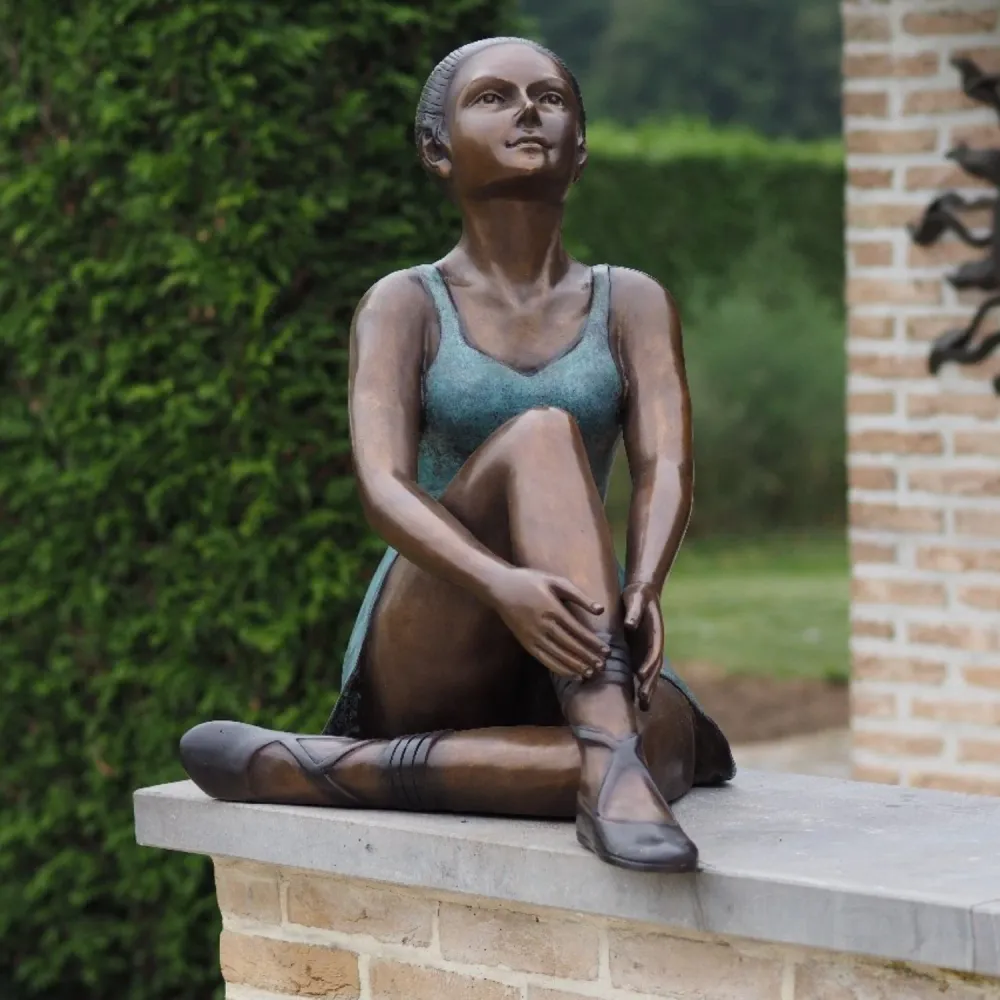 Sculpture en bronze Ballerine assise 66x49x68cm (HxLxL)