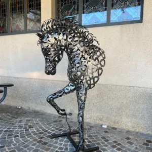 Sculpture métallique artisanale – L’Héritage, grand buste de cheval en fers à cheval