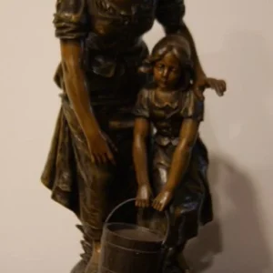 Sculpture en zamak d'Émile Nestor Joseph Carlier (1849-1927) représentant une dame avec un enfant