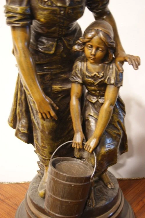 Sculpture en zamak d'Émile Nestor Joseph Carlier (1849-1927) représentant une dame avec un enfant
