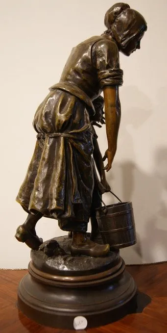 Sculpture en zamak d'Émile Nestor Joseph Carlier (1849-1927) représentant une dame avec un enfant