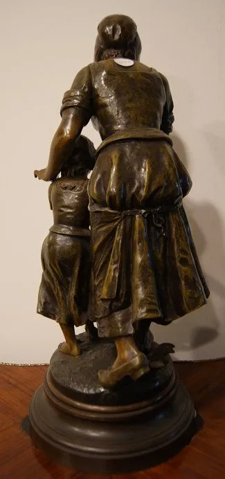 Sculpture en zamak d'Émile Nestor Joseph Carlier (1849-1927) représentant une dame avec un enfant