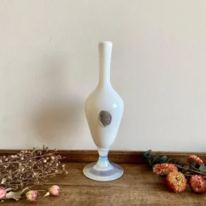 Soliflore en opaline blanche Cristallerie de Sèvres